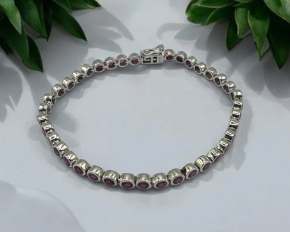 Silber Armband mit facettierten, reinheitsverbesserten Rubinen in Zargenfassung, 18,5 cm lang