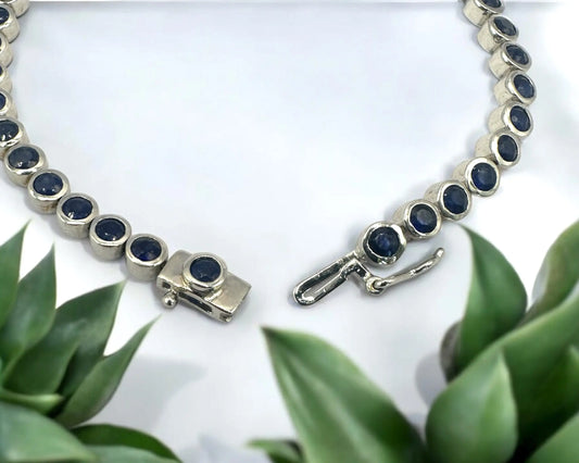 Silber Armband mit facettierten, reinheitsverbesserten Saphiren in Zargenfassung, 18,5 cm lang