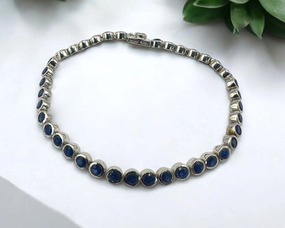 Silber Armband mit facettierten, reinheitsverbesserten Saphiren in Zargenfassung, 18,5 cm lang