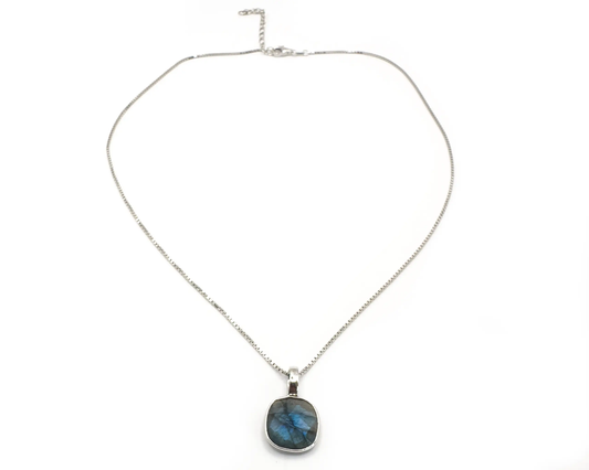 Silber Collier mit facettiertem Labradorit-Anhänger und weißen Edeltopasen im antiken Look