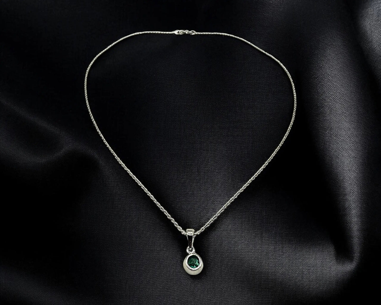 Silber Anhänger mit facettiertem Smaragd und rhodinierter Kette