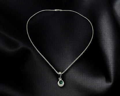 Silber Anhänger mit facettiertem Smaragd und rhodinierter Kette