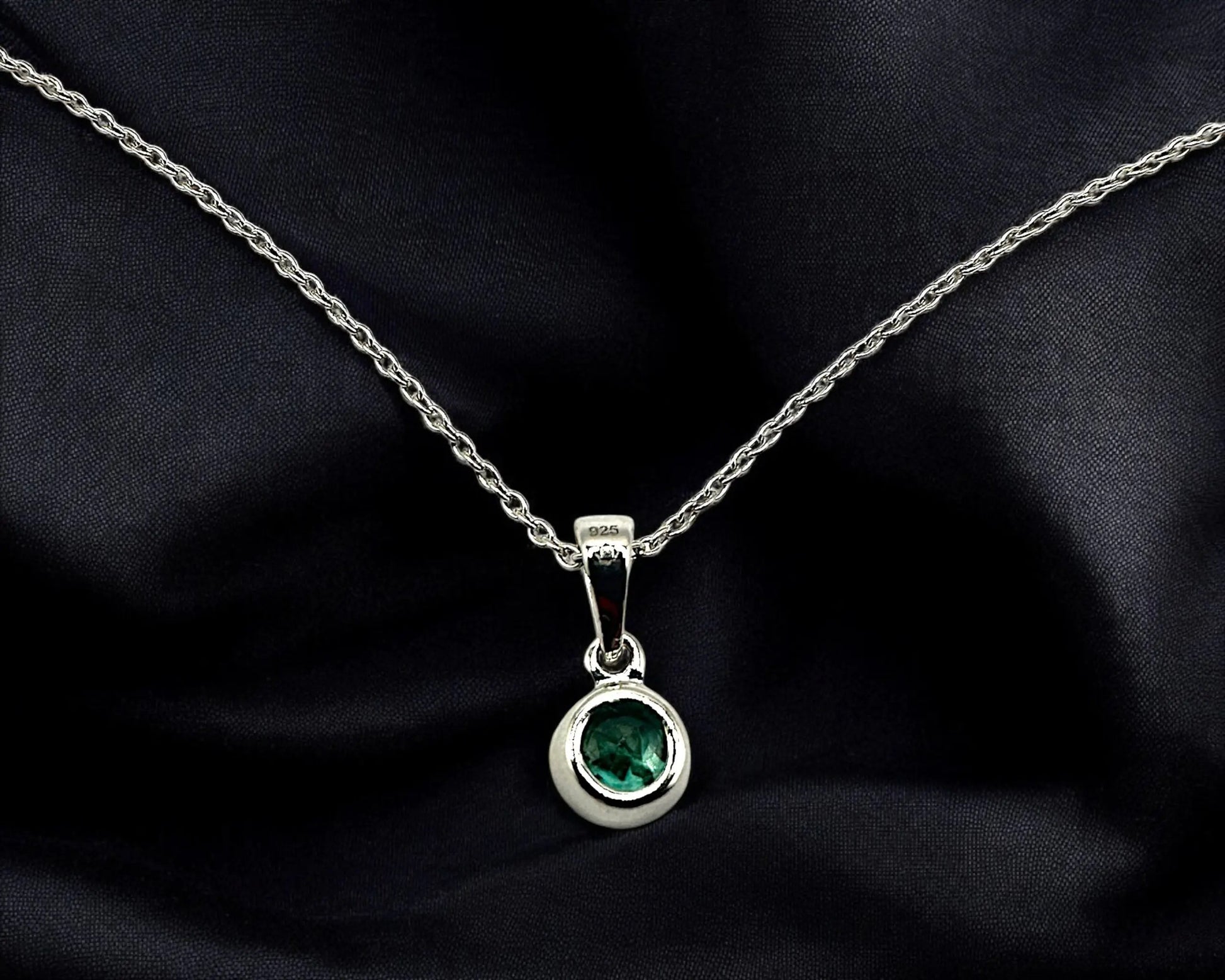 Silber Anhänger mit facettiertem Smaragd und rhodinierter Kette