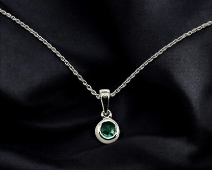 Silber Anhänger mit facettiertem Smaragd und rhodinierter Kette