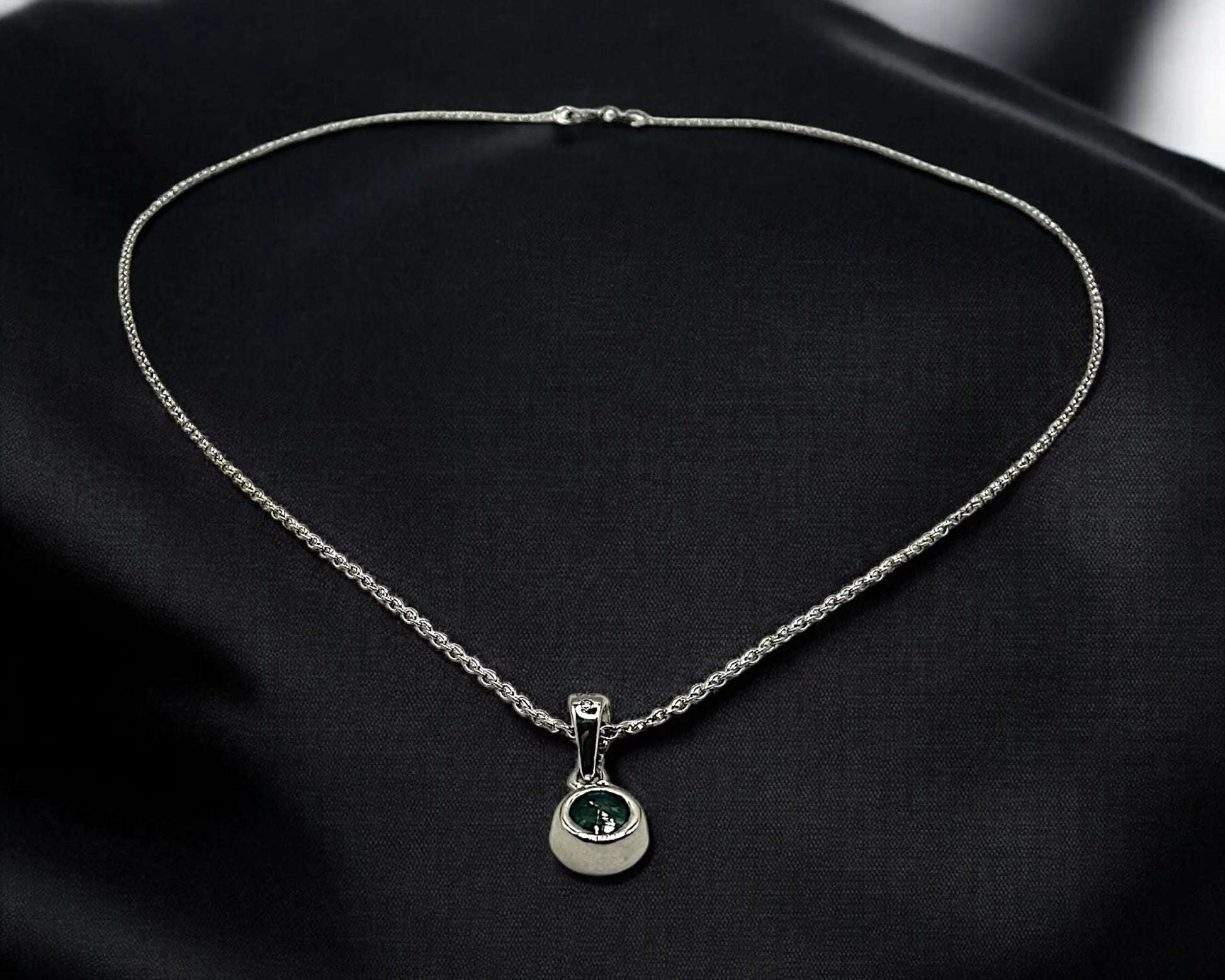 Silber Anhänger mit facettiertem Smaragd und rhodinierter Kette