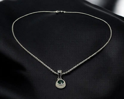 Silber Anhänger mit facettiertem Smaragd und rhodinierter Kette