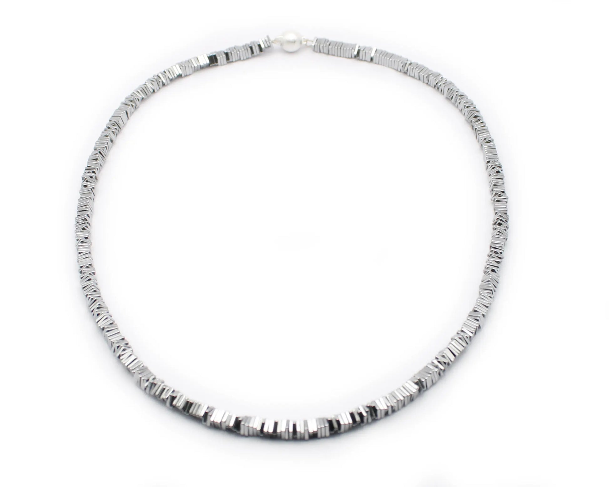Einreihige silberfarbene Hämatin-Carré-Kette mit 4-mm-Würfeln und 8-mm-eismattem Magnetverschluss aus 925 Silber