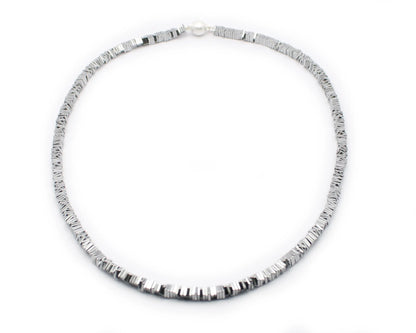 Einreihige silberfarbene Hämatin-Carré-Kette mit 4-mm-Würfeln und 8-mm-eismattem Magnetverschluss aus 925 Silber