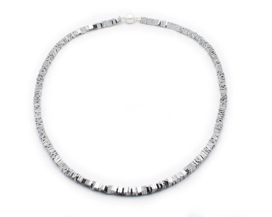 Einreihige silberfarbene Hämatin-Carré-Kette mit 4-mm-Würfeln und 8-mm-eismattem Magnetverschluss aus 925 Silber
