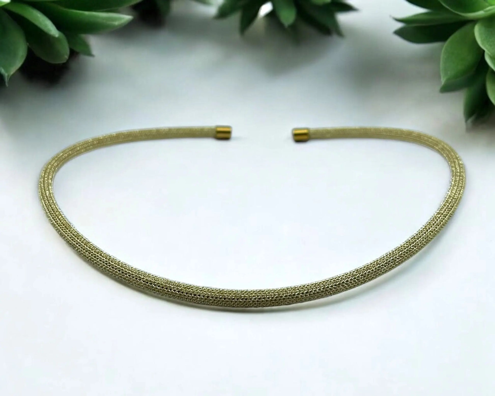 Goldfarbenes Collier aus Edelstahl und metallisiertem Polyester für moderne und elegante Looks