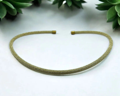 Goldfarbenes Collier aus Edelstahl und metallisiertem Polyester für moderne und elegante Looks