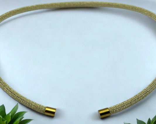 Goldfarbenes Collier aus Edelstahl und metallisiertem Polyester für moderne und elegante Looks