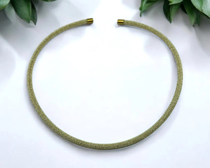 Goldfarbenes Collier aus Edelstahl und metallisiertem Polyester für moderne und elegante Looks