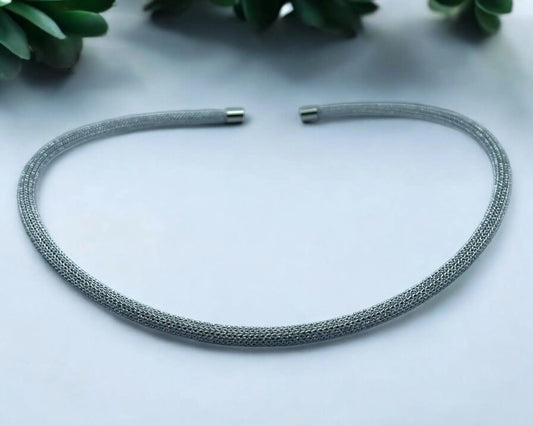 Edelstahlcollier mit metallisiertem Polyester in Silberoptik für moderne Looks