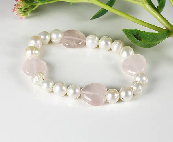 Süßwasser-Zuchtperlen-Armband mit silbernen Ringen und Rosenquarz-Herzen