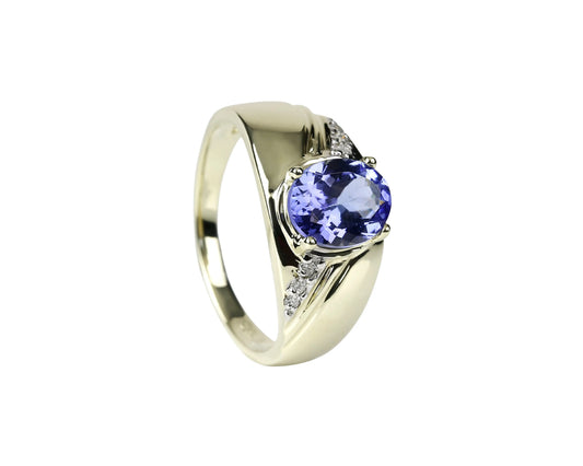 Tanzanite ring in 14 karat yellow gold with brilliant-cut diamonds